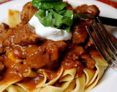 Juneći gulaš u slow cookeru