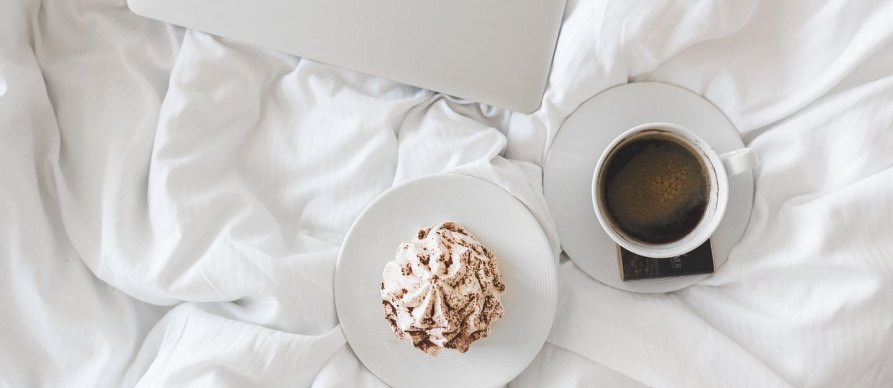 Kafa i kolač na krevetu