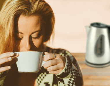 Žena pije čaj
