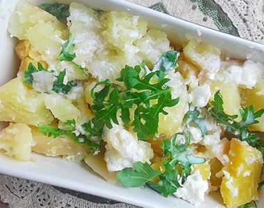 Topla salata sa feta sirom, rukolom i krompirom