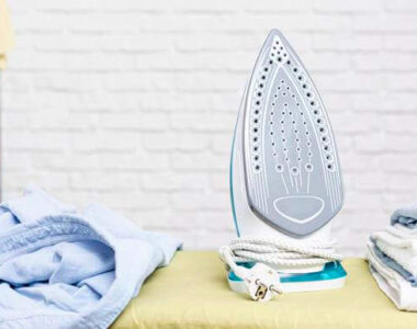 pegla i ves na dasci za peglanje