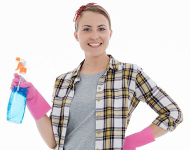 devojka se sprea za ciscenje