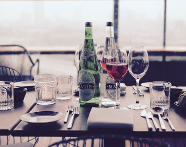 postavljen sto za ručak