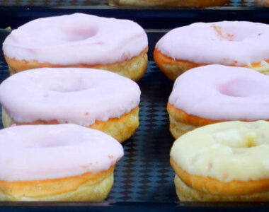 krofne sa roze i belom glazurom