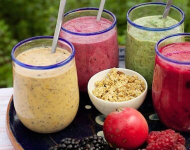 zdravi sejkovi od voca u teglama