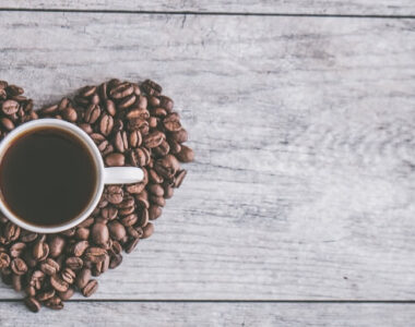 šoljica kafe u srcu od zrna