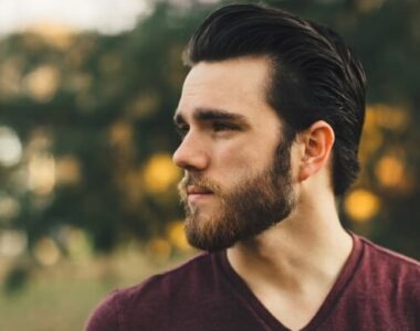 Muškarac sa bradom pogled u stranu