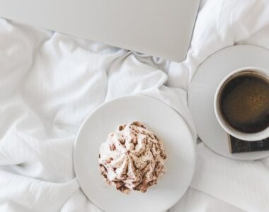 Kafa i kolač na krevetu