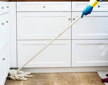 Žena čisti kuhinju