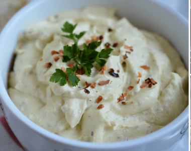 Namaz od sira sa belim lukom