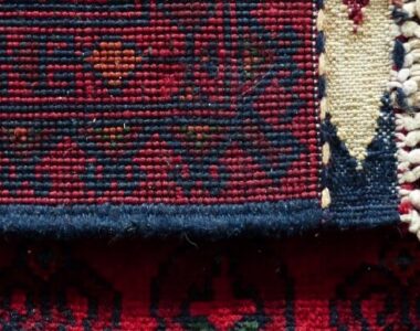 Savijeni crveni persijski tepih sa resama