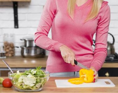 devojka sprema hranu