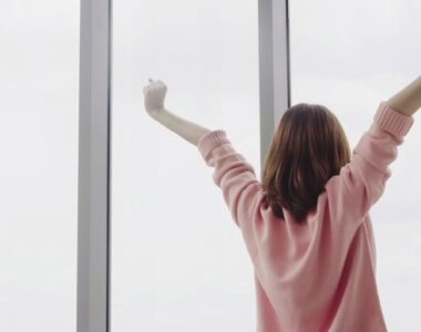 Devojka pored prozora