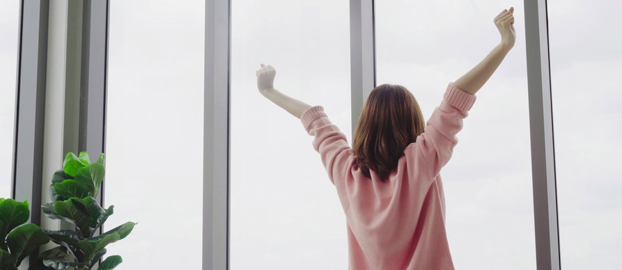 Devojka pored prozora