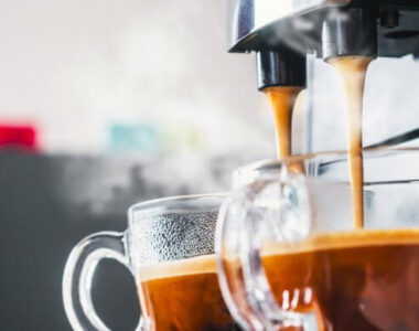 Dve šoljice kafe sa aparata