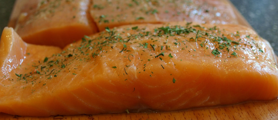 začinjeni fileti lososa