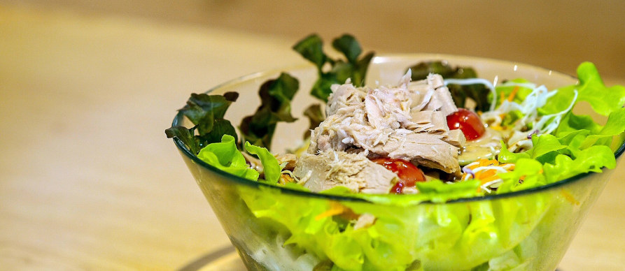 salata sa tunjevinom u činiji