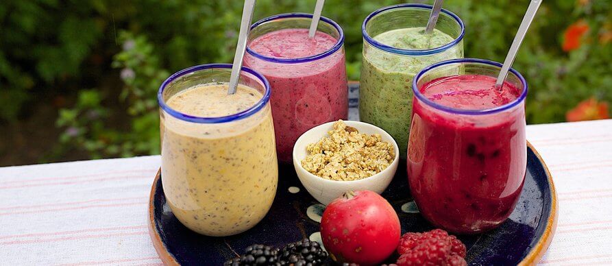 Zdravi sejkovi od voca u teglama