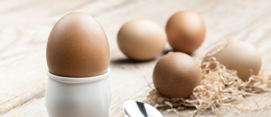 Kuvana jaja na drvenoj podlozi