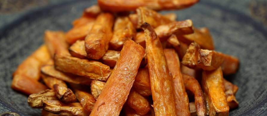 hrskavi pomfrit serviran na sivom tanjiru