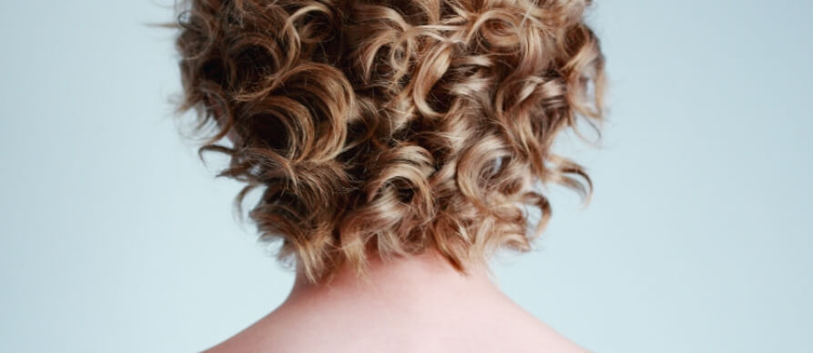 prikaz kratke smedje kovrdžave kose