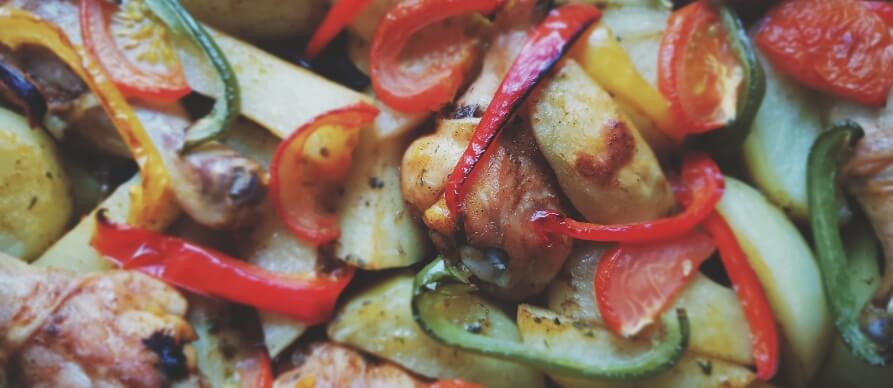 različito grilovano povrće servirano na tanjiru