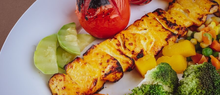 prikaz grilovanog povrća na belom tanjiru