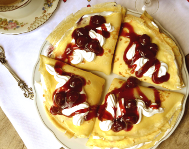 Palačinke sa višnjama i šlagom