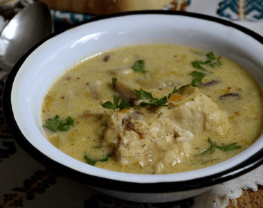 Bela čorba od piletine i pečuraka