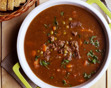 Juneći gulaš sa graškom i krompirom