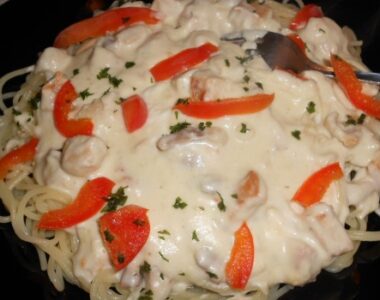 Špagete u sosu od pilećeg steka