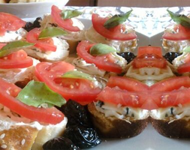 Kanapei sa suvim maslinama i bosiljkom