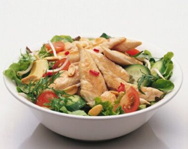 Salata sa piletinom i avokadom