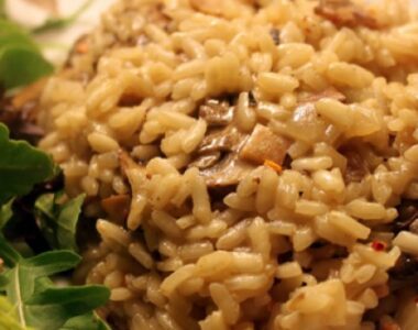 Pirinač u sosu od pečuraka i slanine