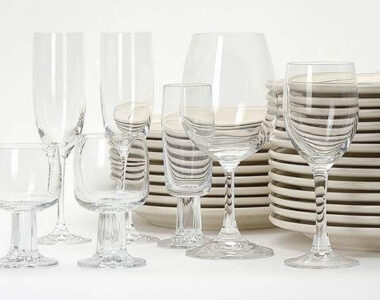 tanjiri i čaše na stolu