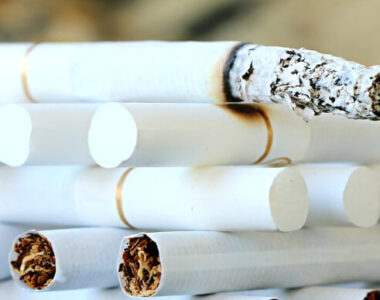 poređan ecigarete na gomili